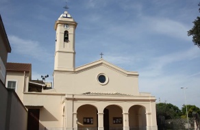 Vista frontale della chiesa